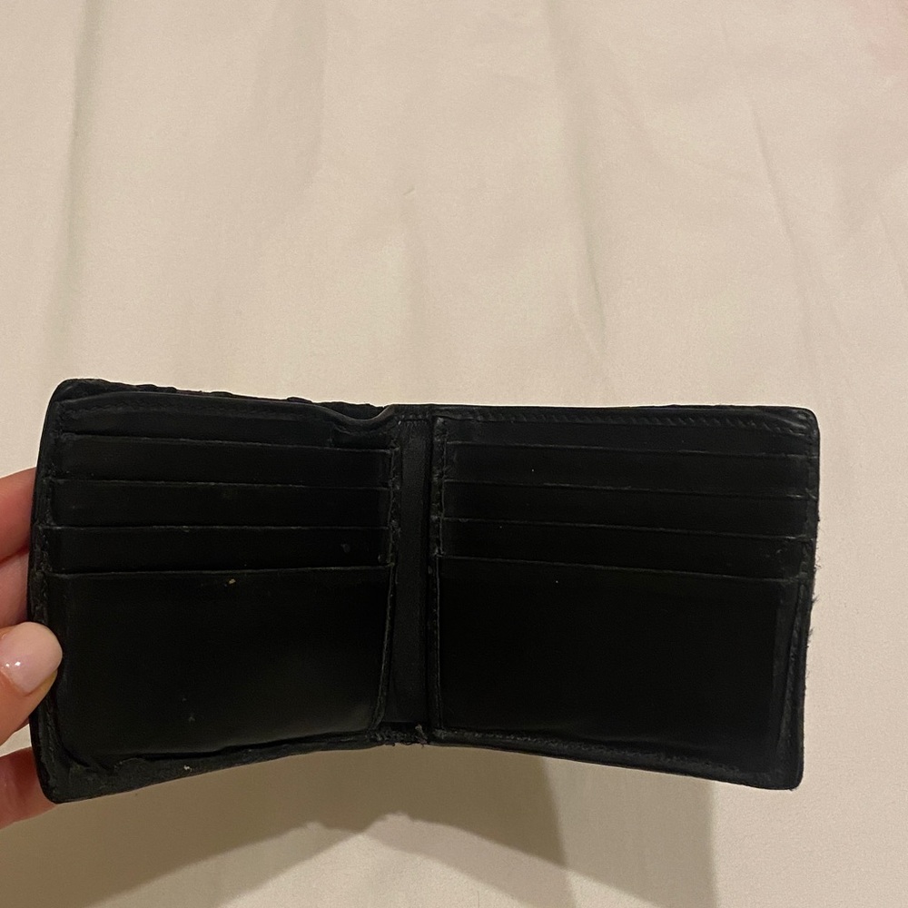 Gucci Black Embossed GG Men’s Leather Wallet - Picture 2 of 5